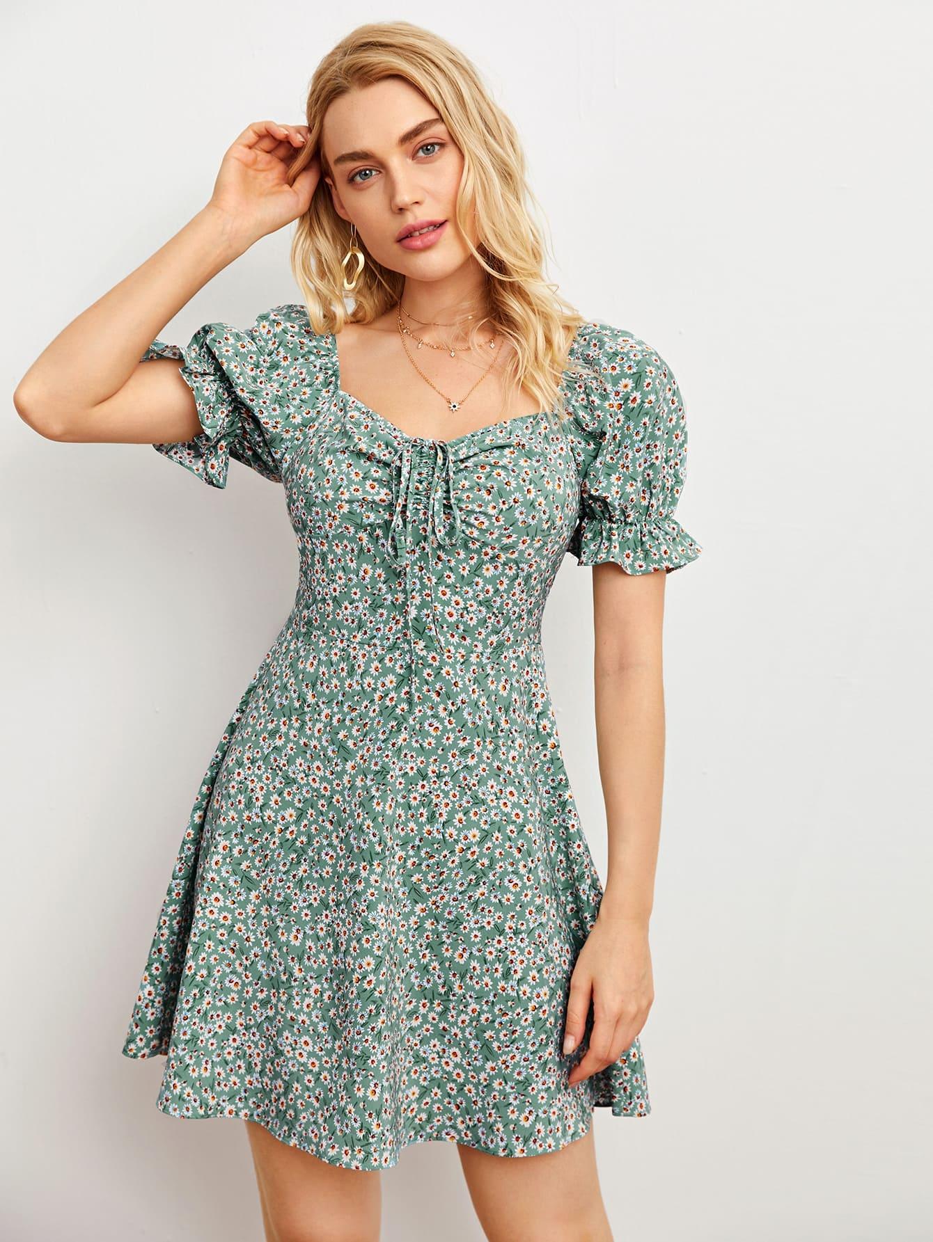 Vestido Feminino Curto Floral com Manga Curta