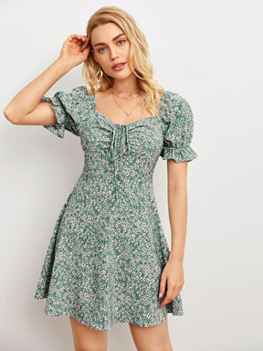 Vestido Feminino Curto Floral com Manga Curta